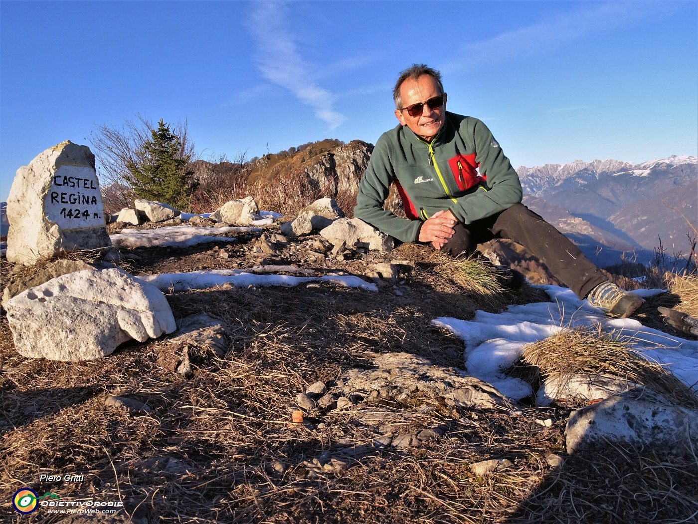 44 In vetta al Castel Regina (1424 m) con vista sul Foldone (1502 m).JPG -                                